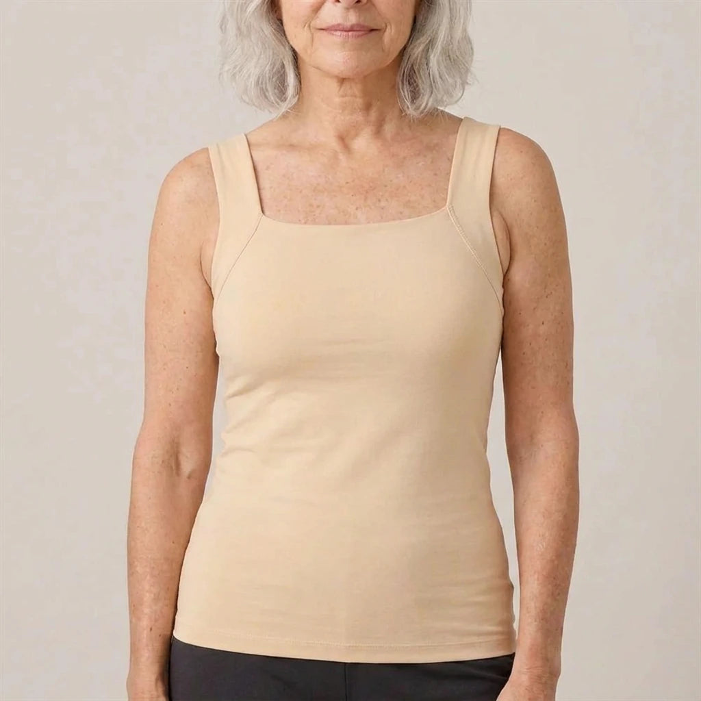 Mujer con blusa de tirantes color nude, vista de frente