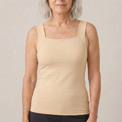 Mujer con blusa de tirantes color nude, vista de frente